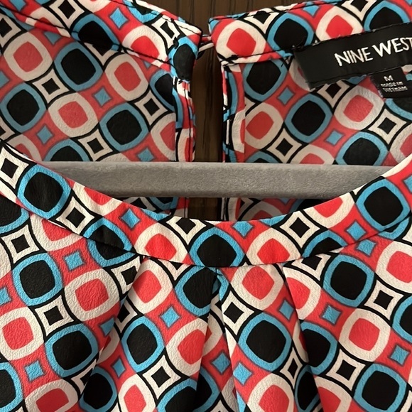 Nine West sleeveless turquoise/ white/ coral patterned blouse. Size Medium - Picture 3 of 7
